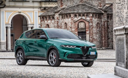 2023 Alfa Romeo Tonale Plug-In Hybrid Q4 Front Three-Quarter Wallpapers 450x275 (27)