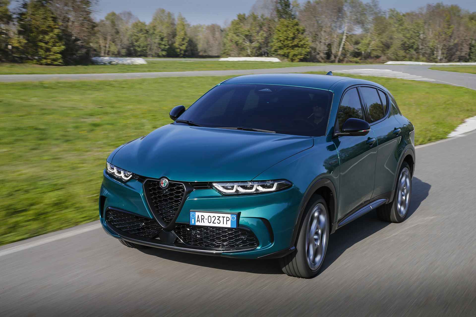 2023 Alfa Romeo Tonale Plug-In Hybrid Q4 Front Three-Quarter Wallpapers #8 of 100