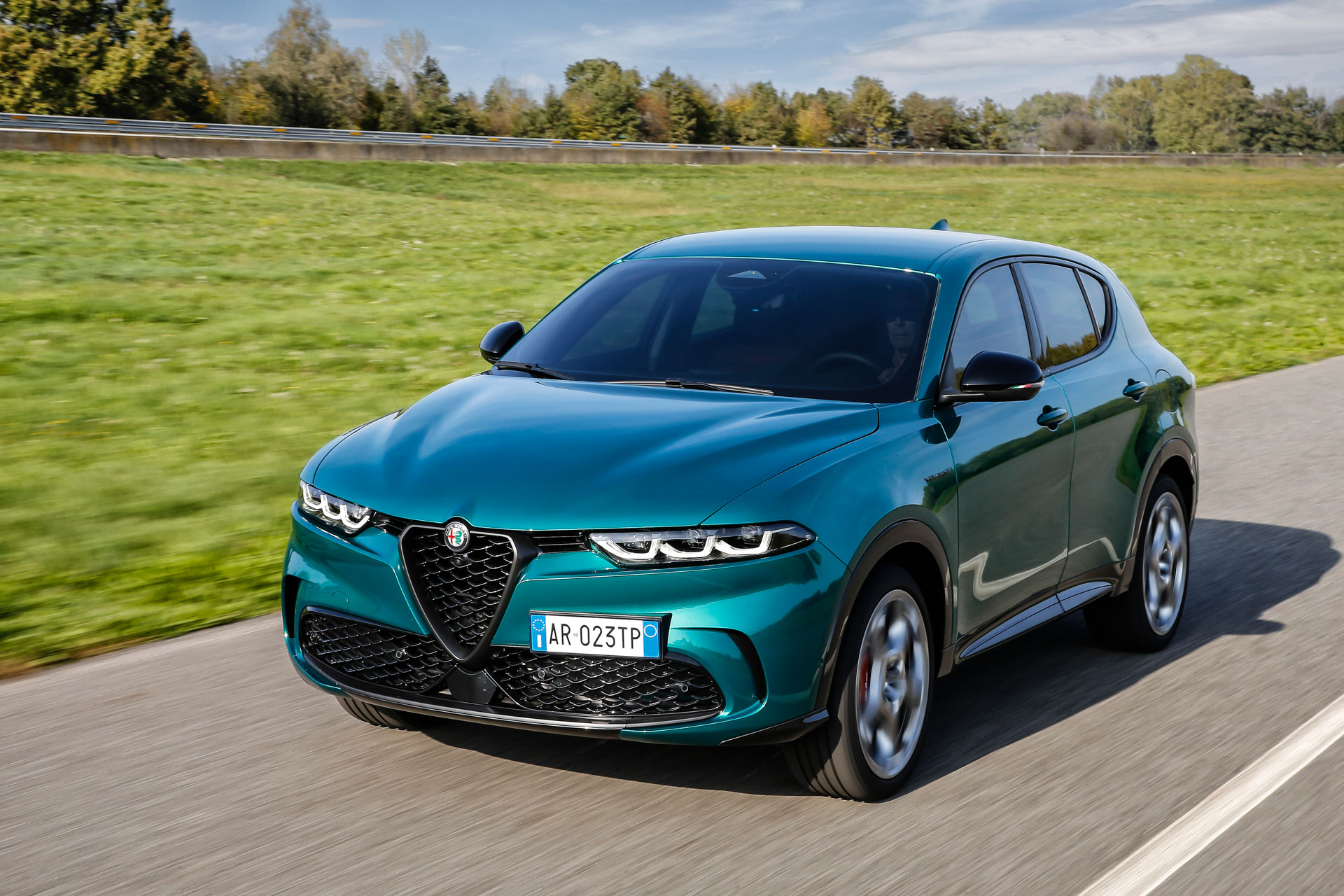 2023 Alfa Romeo Tonale Plug-In Hybrid Q4 Front Three-Quarter Wallpapers (5)