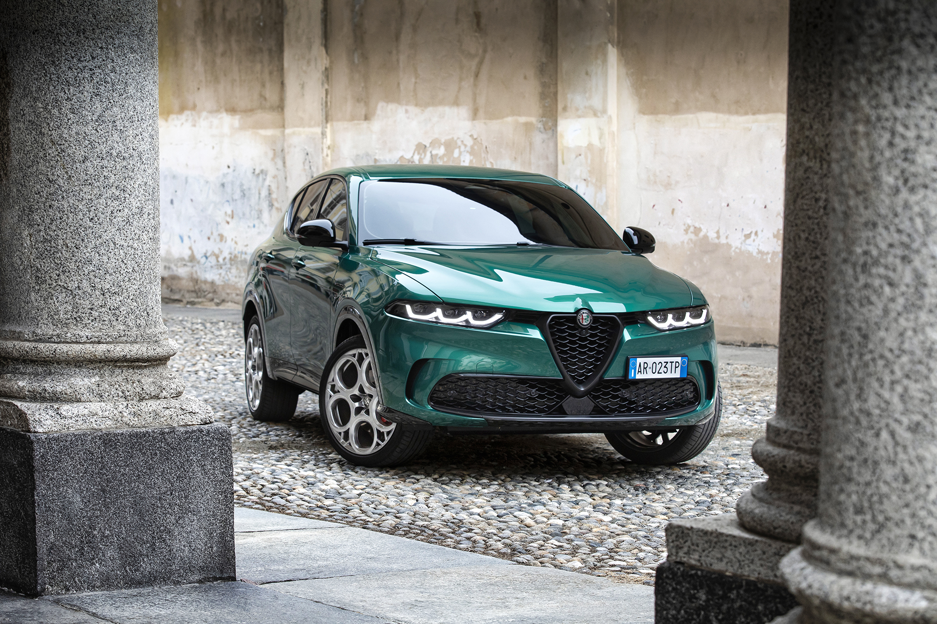 2023 Alfa Romeo Tonale Plug-In Hybrid Q4 Front Wallpapers #30 of 100