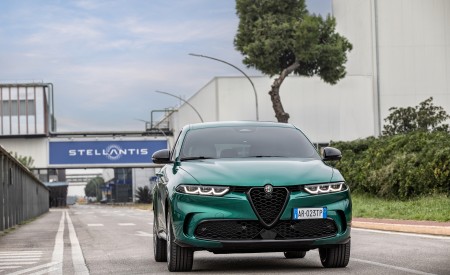 2023 Alfa Romeo Tonale Plug-In Hybrid Q4 Front Wallpapers 450x275 (33)