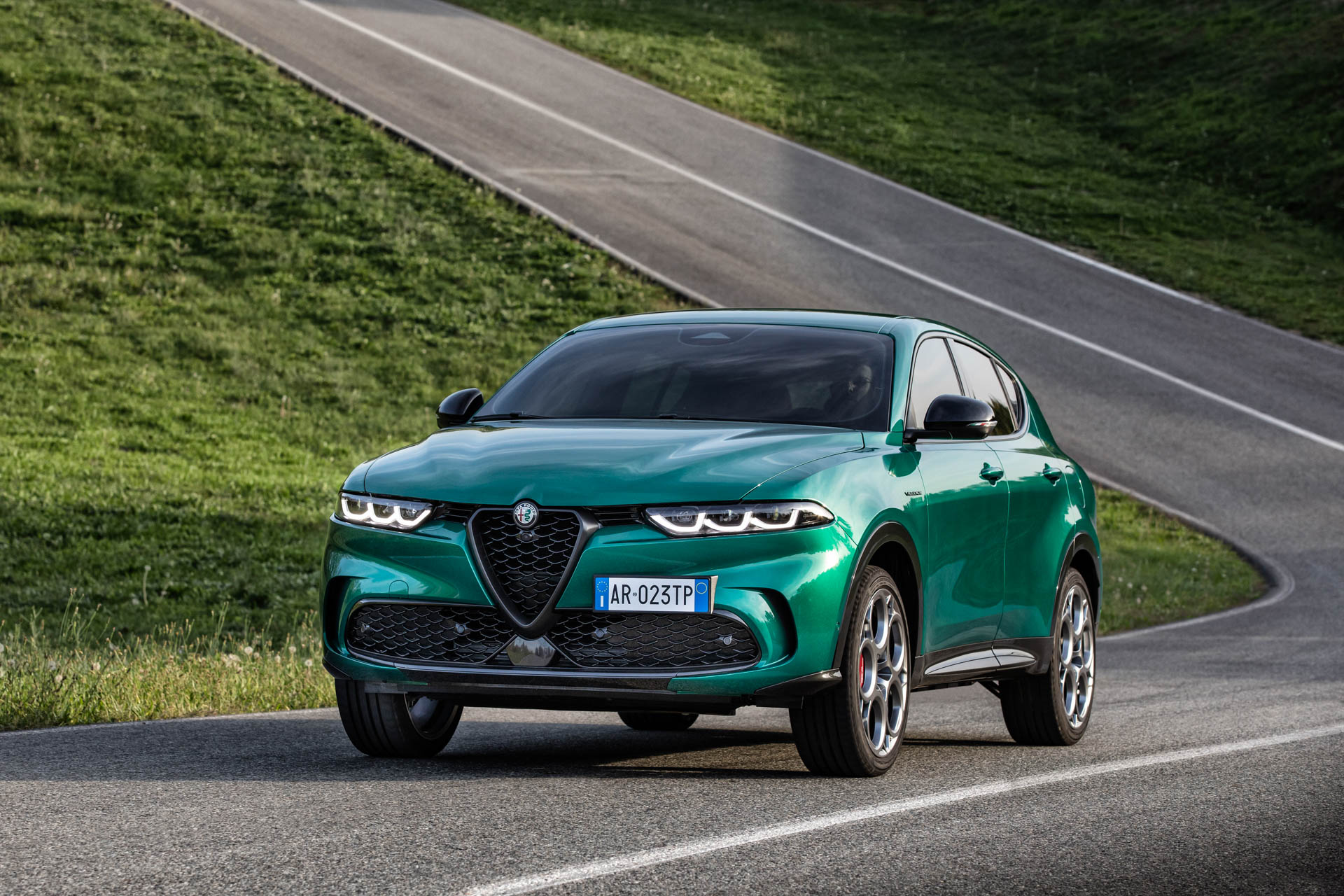 2023 Alfa Romeo Tonale Plug-In Hybrid Q4 Front Wallpapers #1 of 100