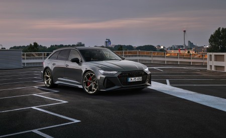 2023 Audi RS6 Avant Performance (Color: Nimbus Grey in Pearl Effect) Front Three-Quarter Wallpapers 450x275 (40)