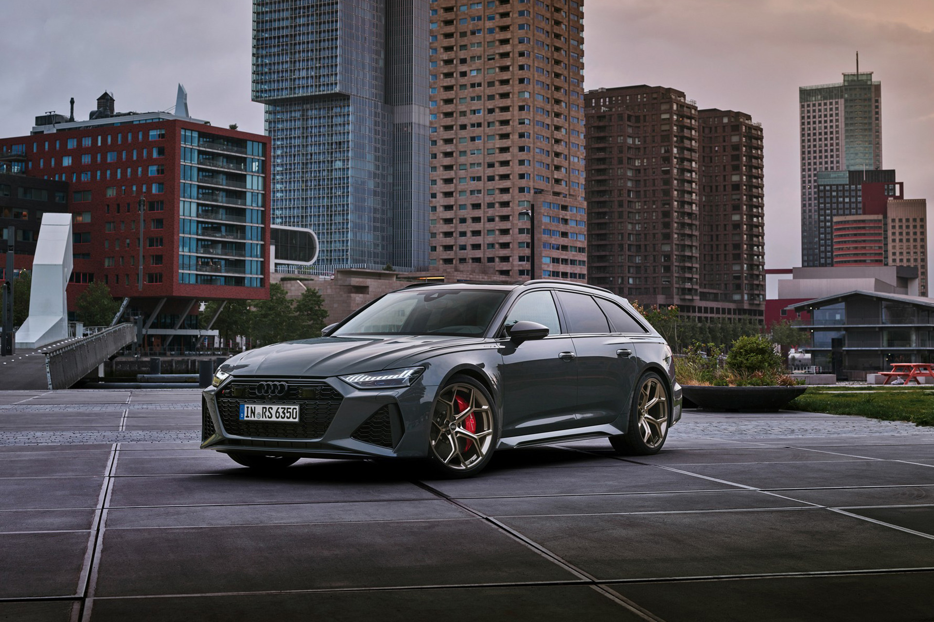 2023 Audi RS6 Avant Performance (Color: Nimbus Grey in Pearl Effect) Front Three-Quarter Wallpapers #33 of 93