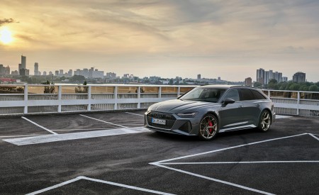 2023 Audi RS6 Avant Performance (Color: Nimbus Grey in Pearl Effect) Front Three-Quarter Wallpapers 450x275 (41)