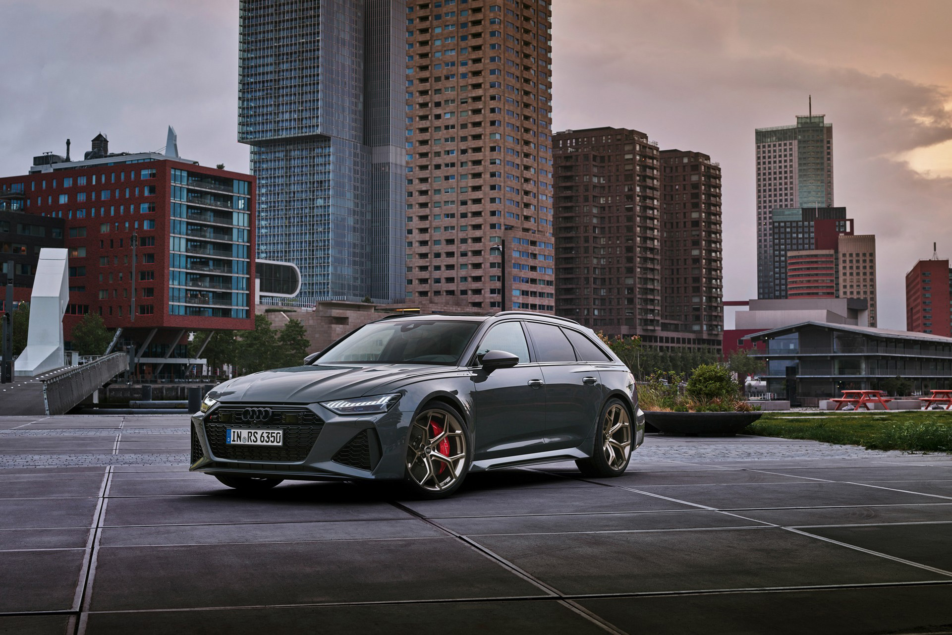 2023 Audi RS6 Avant Performance (Color: Nimbus Grey in Pearl Effect) Front Three-Quarter Wallpapers #34 of 93