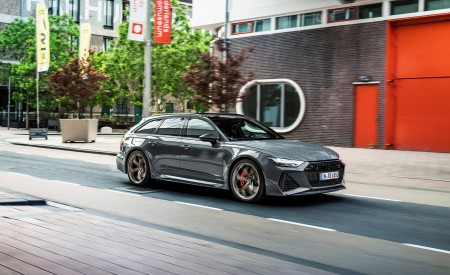 2023 Audi RS6 Avant Performance (Color: Nimbus Grey in Pearl Effect) Front Three-Quarter Wallpapers 450x275 (27)