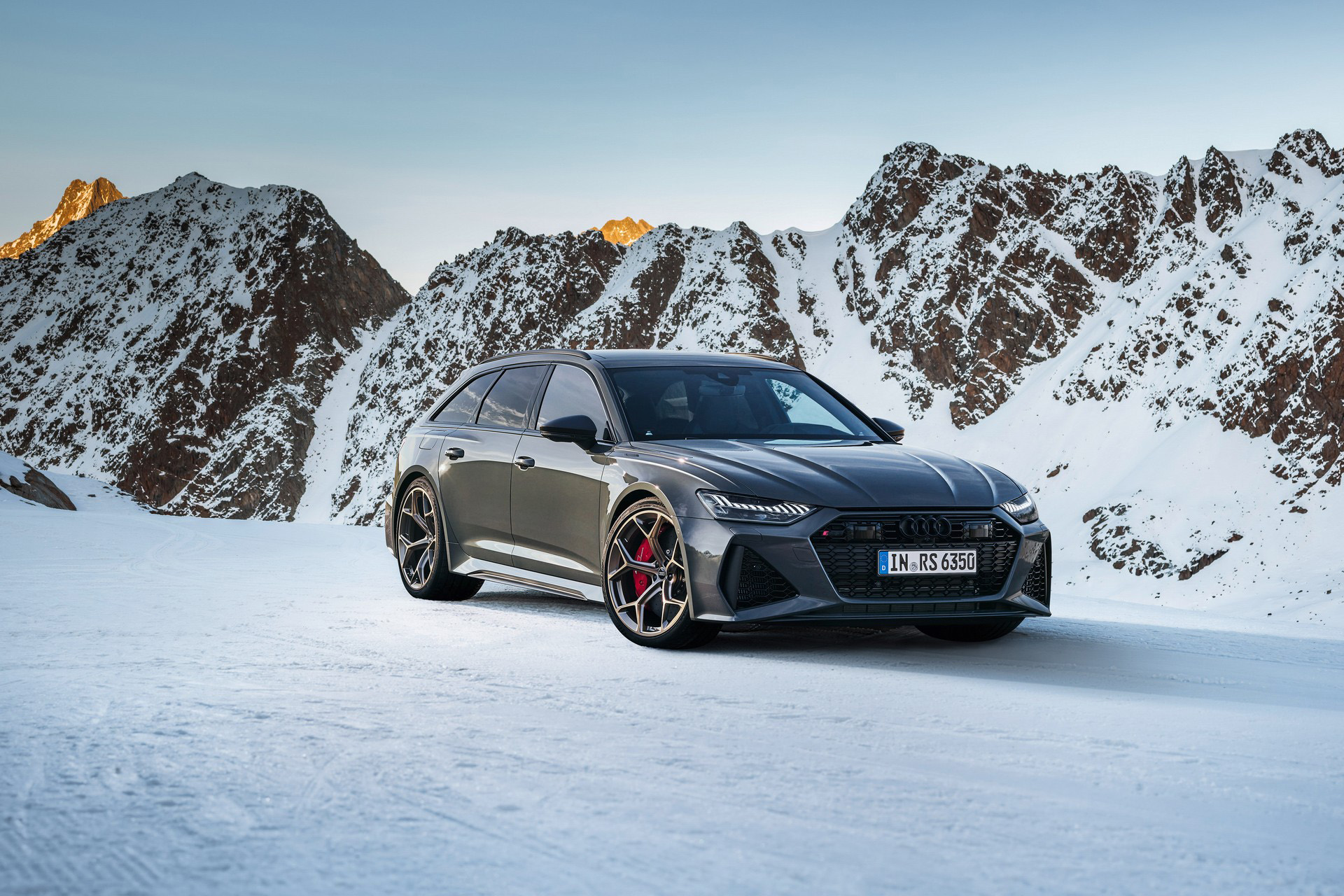 2023 Audi RS6 Avant Performance (Color: Nimbus Grey in Pearl Effect) Front Three-Quarter Wallpapers #23 of 93