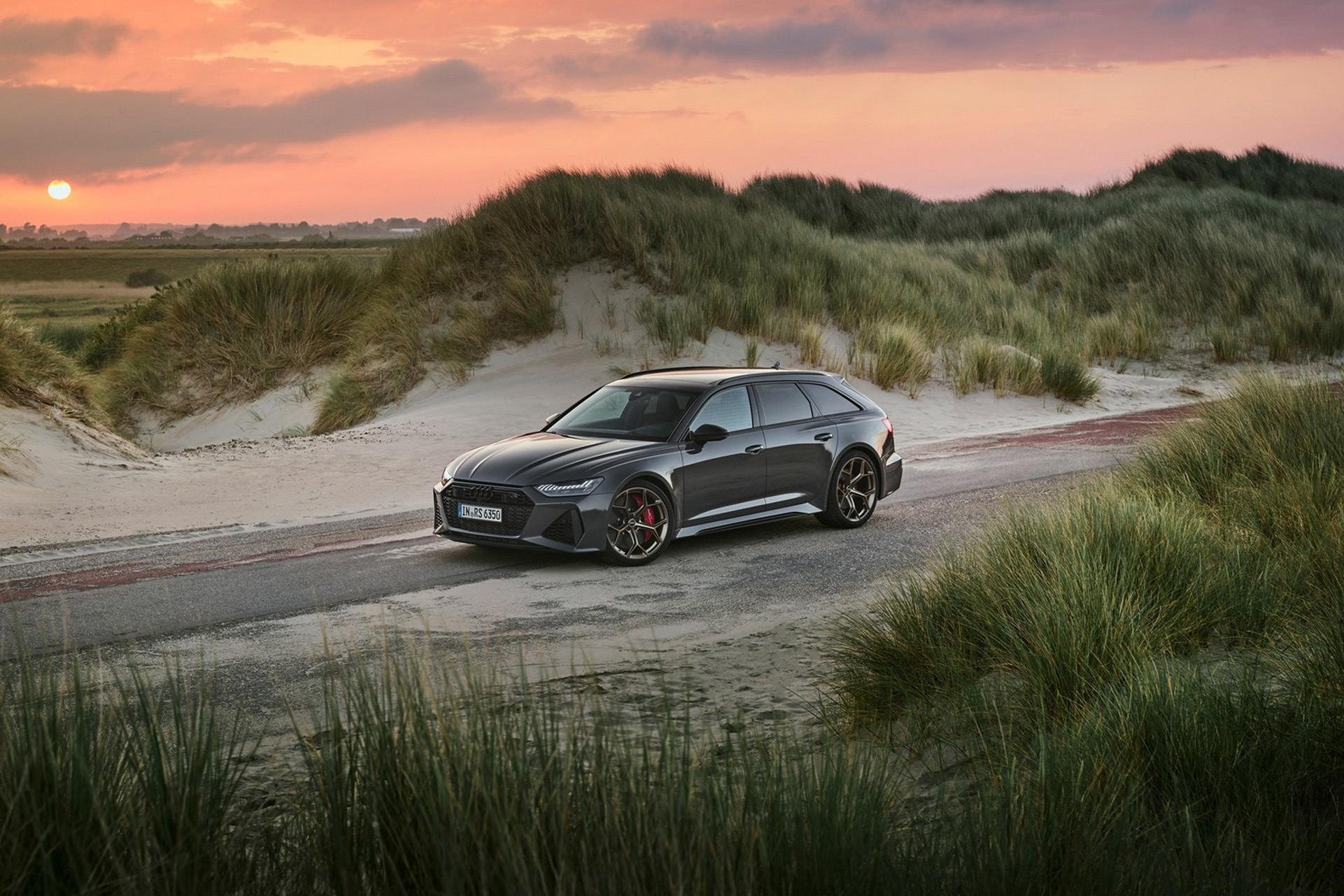 2023 Audi RS6 Avant Performance (Color: Nimbus Grey in Pearl Effect) Front Three-Quarter Wallpapers #9 of 93