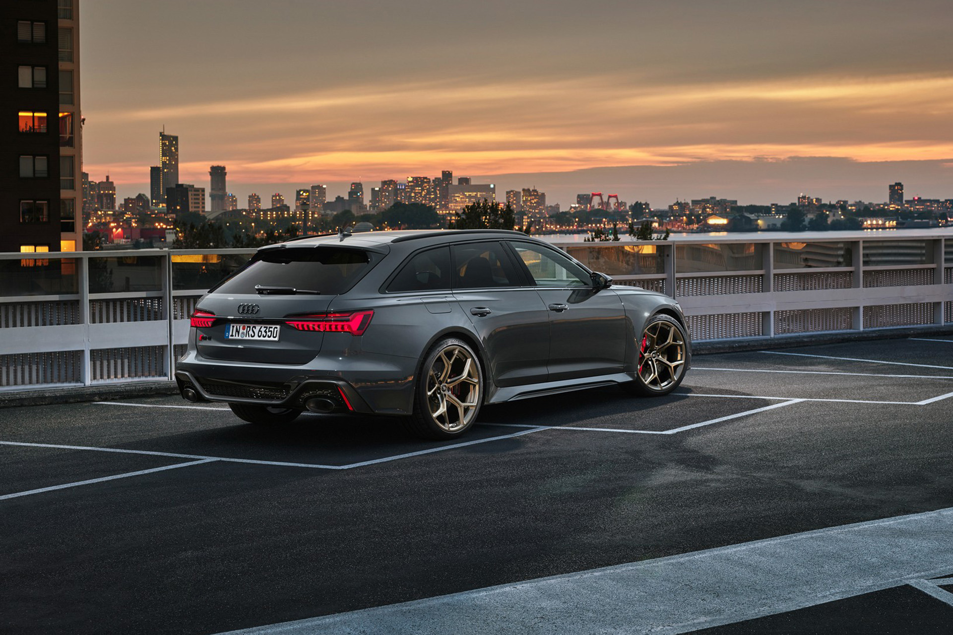 2023 Audi RS6 Avant Performance (Color: Nimbus Grey in Pearl Effect) Rear Three-Quarter Wallpapers #43 of 93