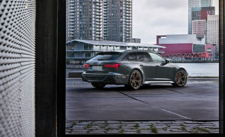 2023 Audi RS6 Avant Performance (Color: Nimbus Grey in Pearl Effect) Rear Three-Quarter Wallpapers 450x275 (35)