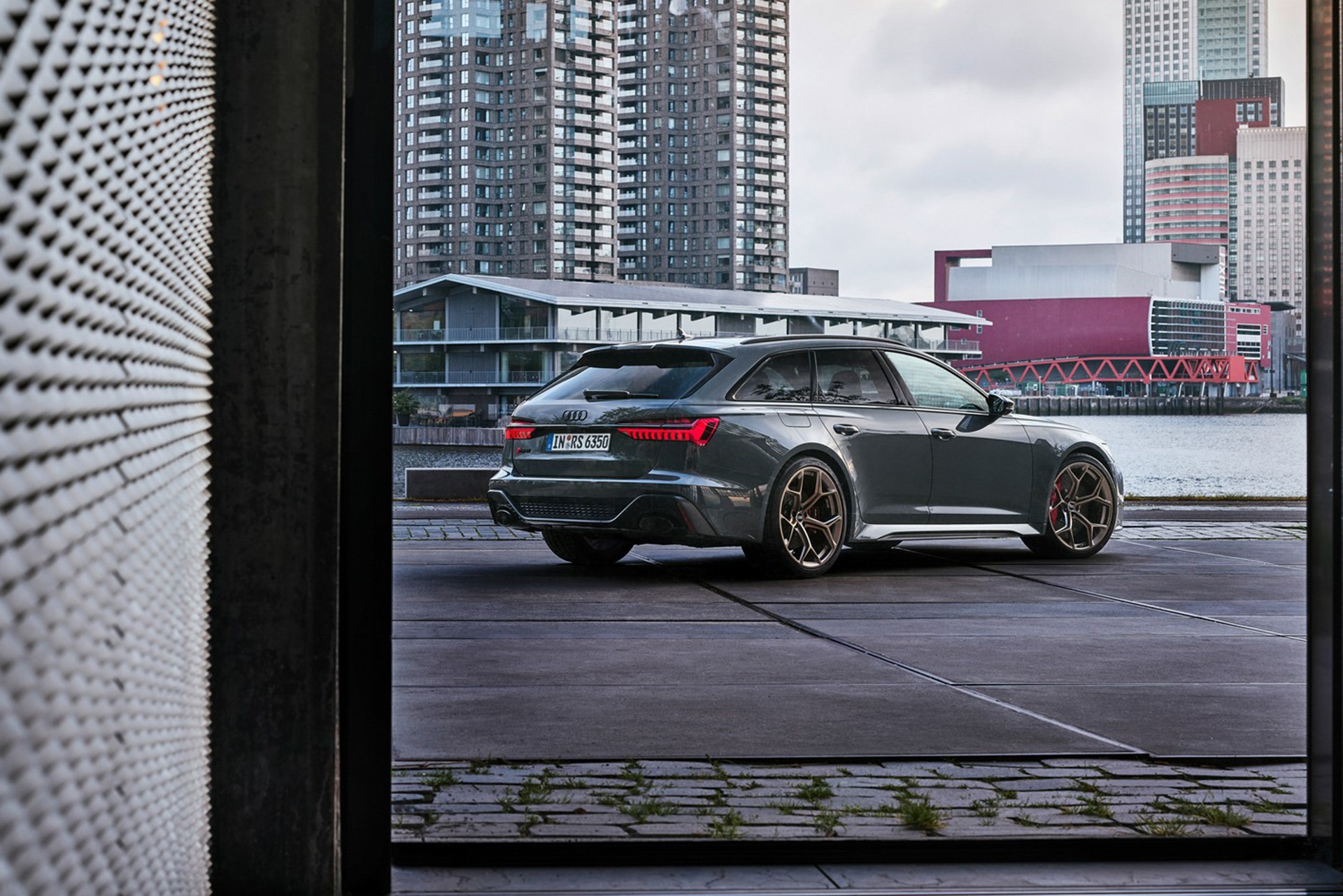 2023 Audi RS6 Avant Performance (Color: Nimbus Grey in Pearl Effect) Rear Three-Quarter Wallpapers #35 of 93