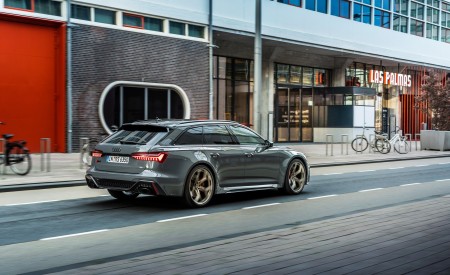 2023 Audi RS6 Avant Performance (Color: Nimbus Grey in Pearl Effect) Rear Three-Quarter Wallpapers 450x275 (30)