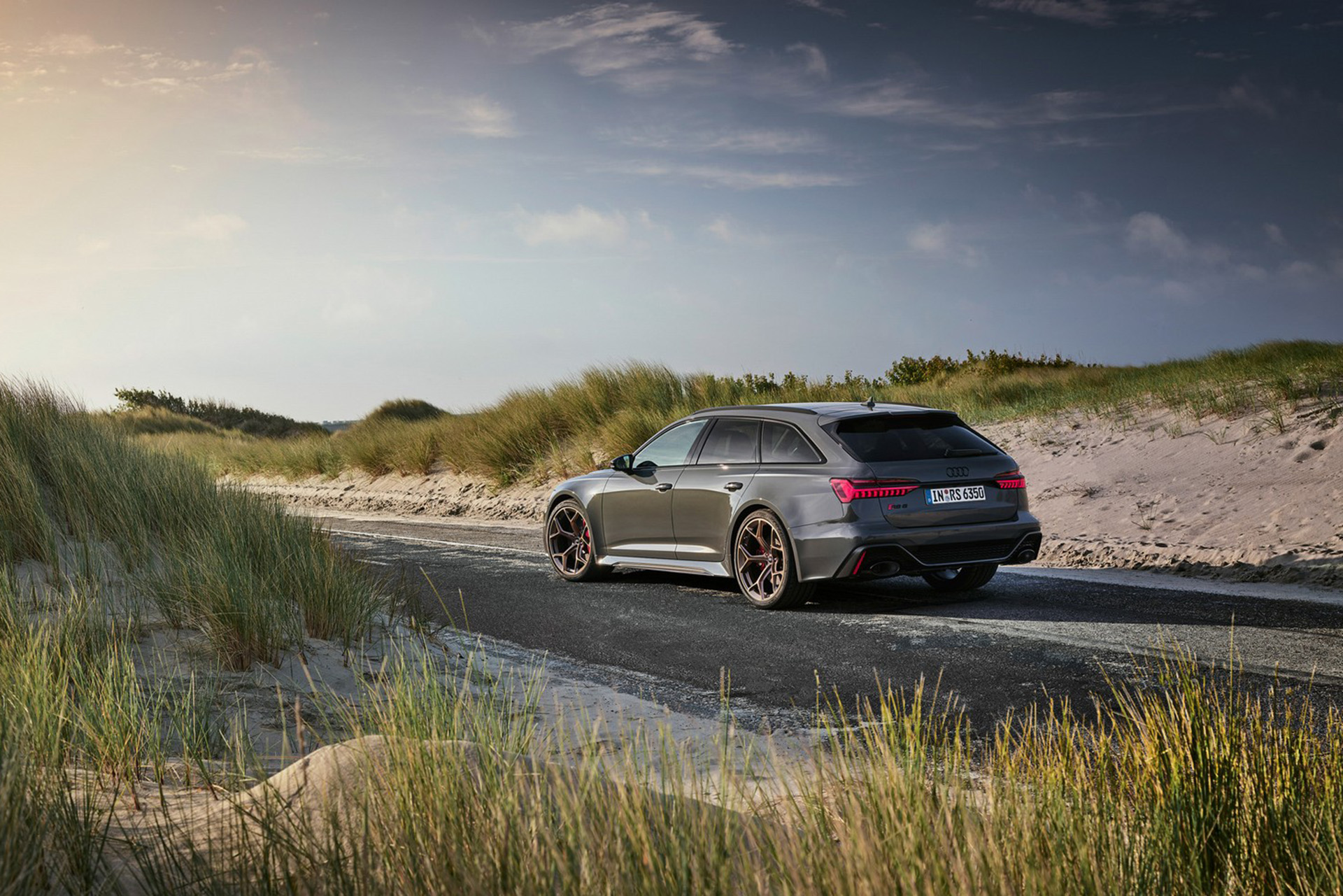 2023 Audi RS6 Avant Performance (Color: Nimbus Grey in Pearl Effect) Rear Three-Quarter Wallpapers #18 of 93