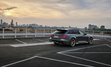 2023 Audi RS6 Avant Performance (Color: Nimbus Grey in Pearl Effect) Rear Three-Quarter Wallpapers 450x275 (44)