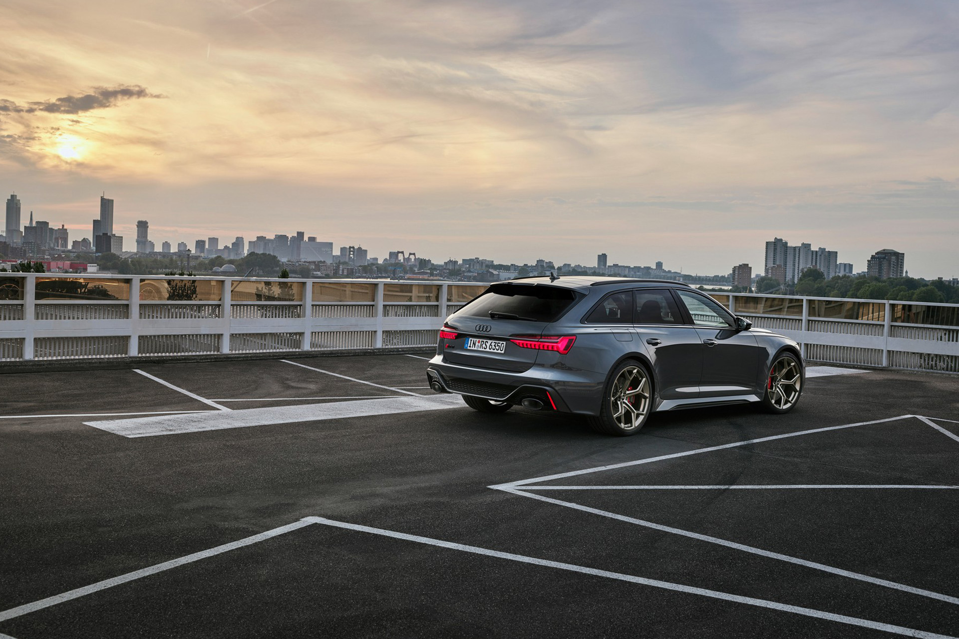 2023 Audi RS6 Avant Performance (Color: Nimbus Grey in Pearl Effect) Rear Three-Quarter Wallpapers #44 of 93