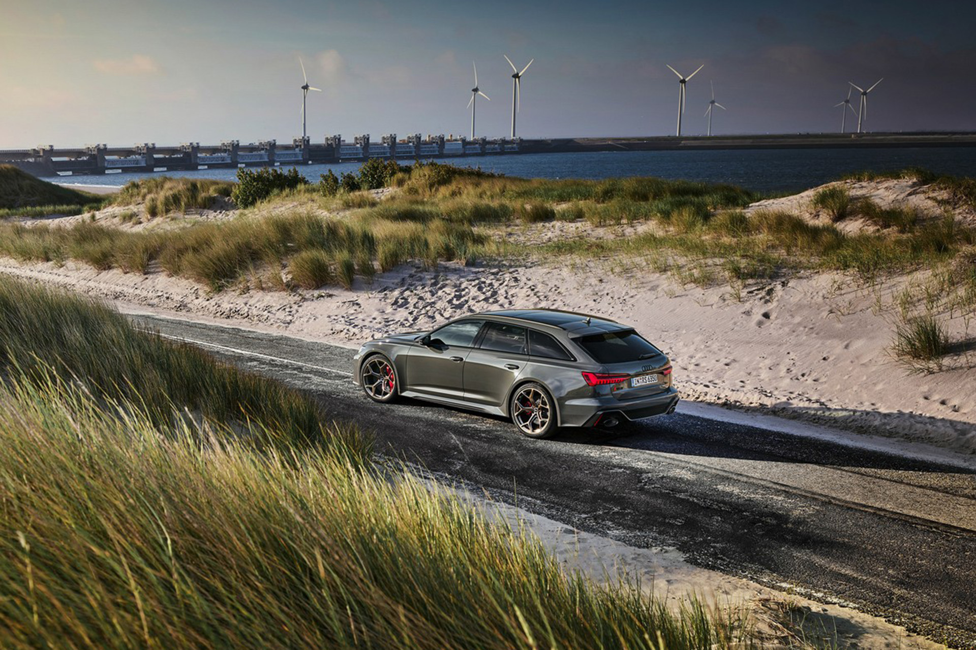 2023 Audi RS6 Avant Performance (Color: Nimbus Grey in Pearl Effect) Rear Three-Quarter Wallpapers #19 of 93