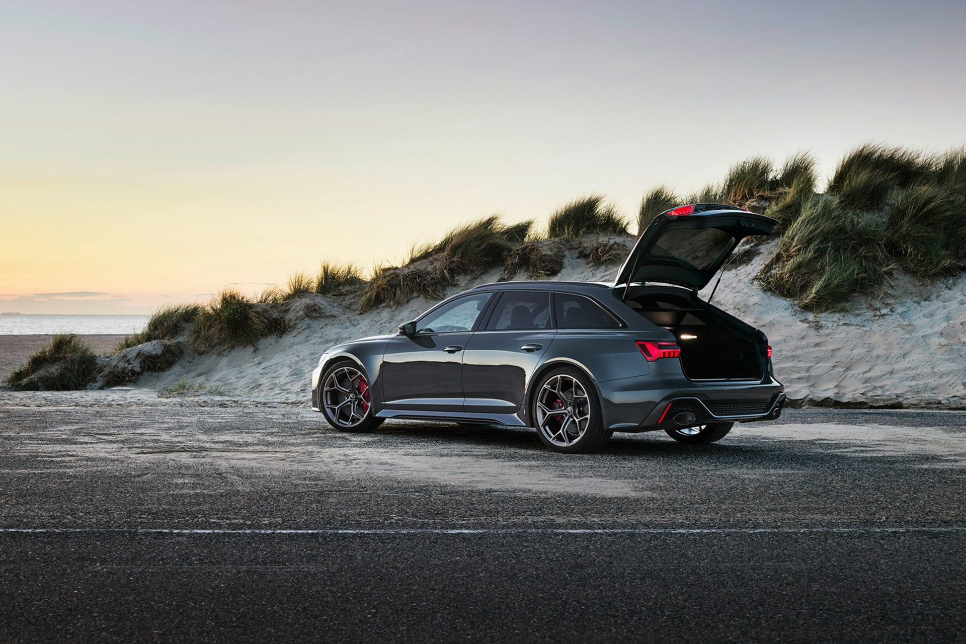 2023 Audi RS6 Avant Performance (Color: Nimbus Grey in Pearl Effect) Rear Three-Quarter Wallpapers #12 of 93