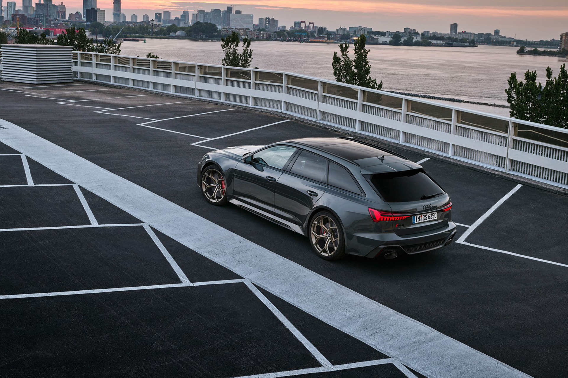 2023 Audi RS6 Avant Performance (Color: Nimbus Grey in Pearl Effect) Rear Three-Quarter Wallpapers #45 of 93