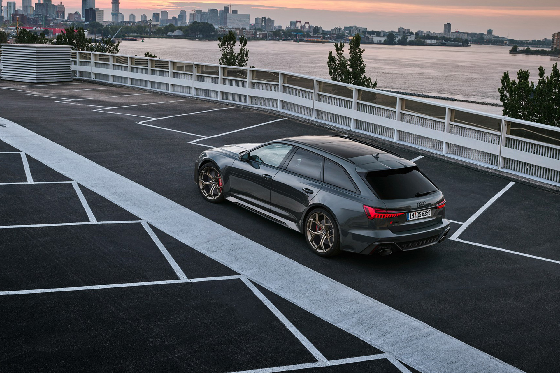 2023 Audi RS6 Avant Performance (Color: Nimbus Grey in Pearl Effect) Rear Three-Quarter Wallpapers #45 of 93