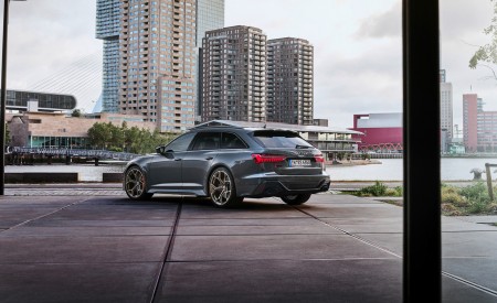 2023 Audi RS6 Avant Performance (Color: Nimbus Grey in Pearl Effect) Rear Three-Quarter Wallpapers 450x275 (37)