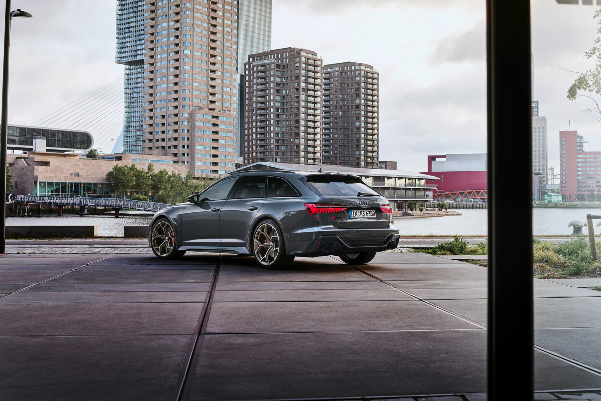2023 Audi RS6 Avant Performance (Color: Nimbus Grey in Pearl Effect) Rear Three-Quarter Wallpapers #37 of 93