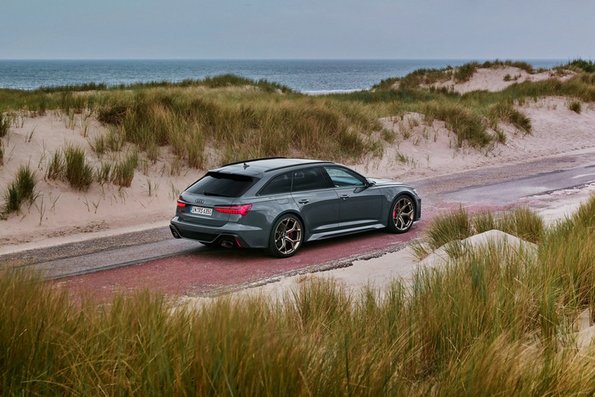 2023 Audi RS6 Avant Performance (Color: Nimbus Grey in Pearl Effect) Rear Three-Quarter Wallpapers #13 of 93