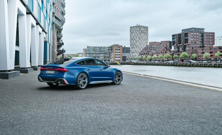 2023 Audi RS7 Sportback Performance (Color: Ascari Blue Matt) Rear Three-Quarter Wallpapers 450x275 (54)