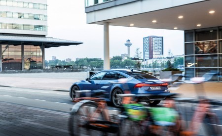 2023 Audi RS7 Sportback Performance (Color: Ascari Blue Matt) Rear Three-Quarter Wallpapers 450x275 (51)