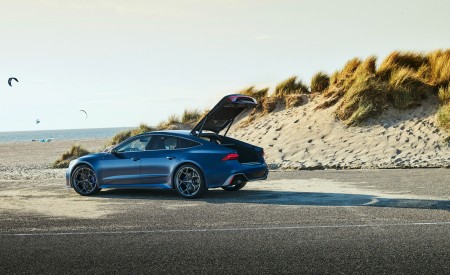 2023 Audi RS7 Sportback Performance (Color: Ascari Blue Matt) Rear Three-Quarter Wallpapers 450x275 (11)