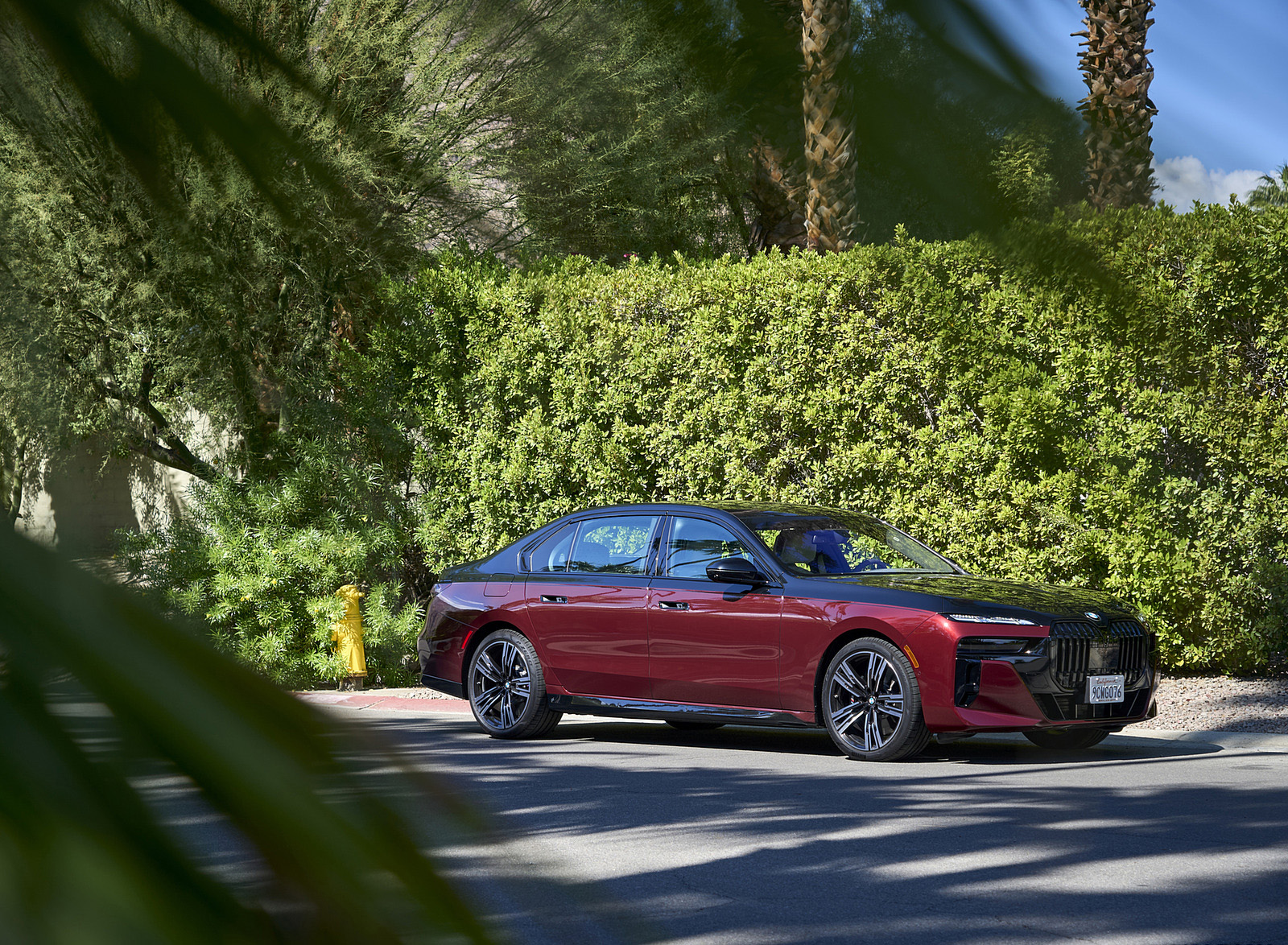 2023 BMW 760i xDrive (Color: Aventurin Red Metallic Two-Tone; US-Spec) Front Three-Quarter Wallpapers #43 of 171