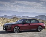 2023 BMW 760i xDrive (Color: Aventurin Red Metallic Two-Tone; US-Spec) Front Three-Quarter Wallpapers 150x120 (20)