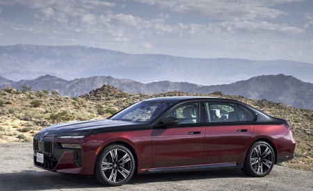 2023 BMW 760i xDrive (Color: Aventurin Red Metallic Two-Tone; US-Spec) Front Three-Quarter Wallpapers 450x275 (20)