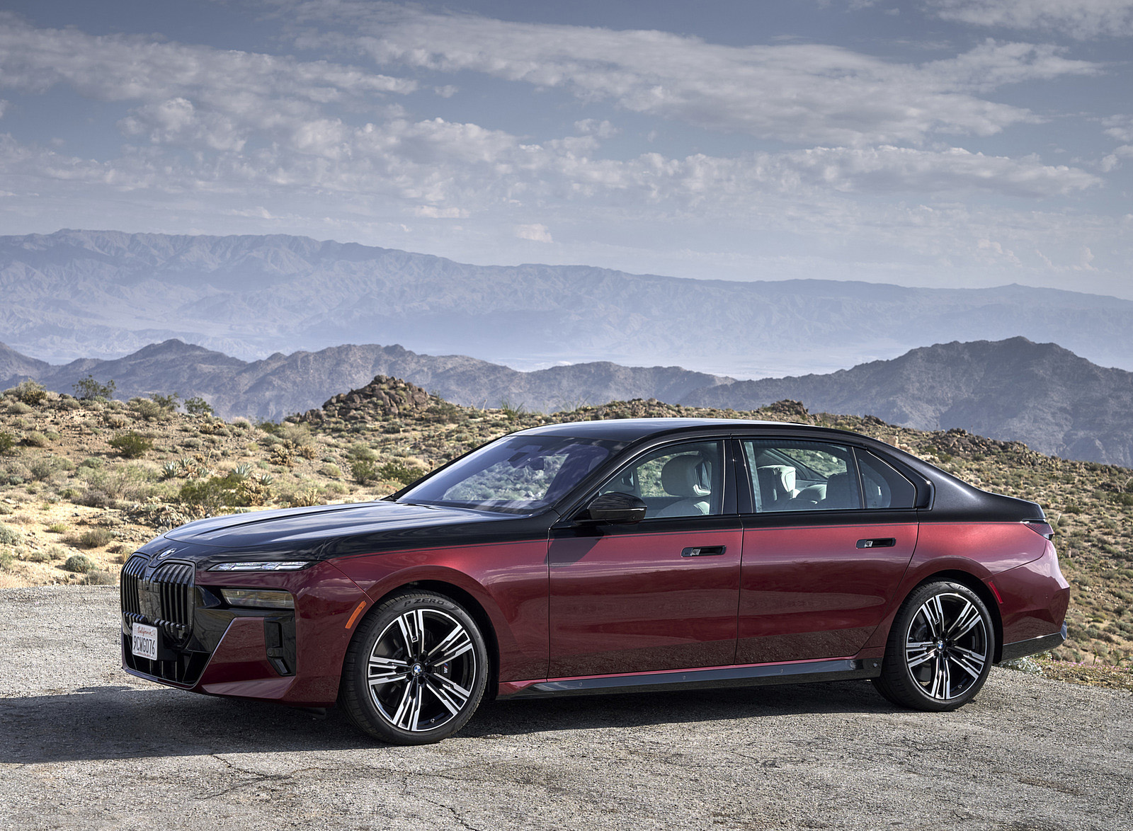 2023 BMW 760i xDrive (Color: Aventurin Red Metallic Two-Tone; US-Spec) Front Three-Quarter Wallpapers #20 of 171