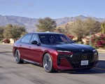 2023 BMW 760i xDrive (Color: Aventurin Red Metallic Two-Tone; US-Spec) Front Three-Quarter Wallpapers 150x120 (2)