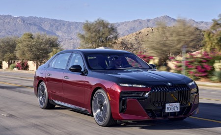 2023 BMW 760i xDrive (Color: Aventurin Red Metallic Two-Tone; US-Spec) Front Three-Quarter Wallpapers 450x275 (2)