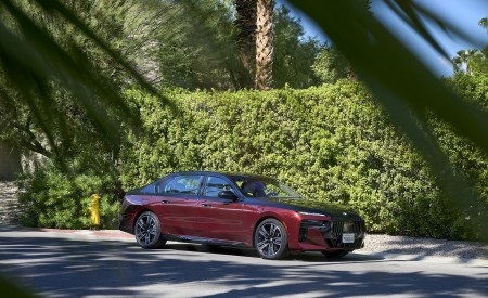 2023 BMW 760i xDrive (Color: Aventurin Red Metallic Two-Tone; US-Spec) Front Three-Quarter Wallpapers 450x275 (44)