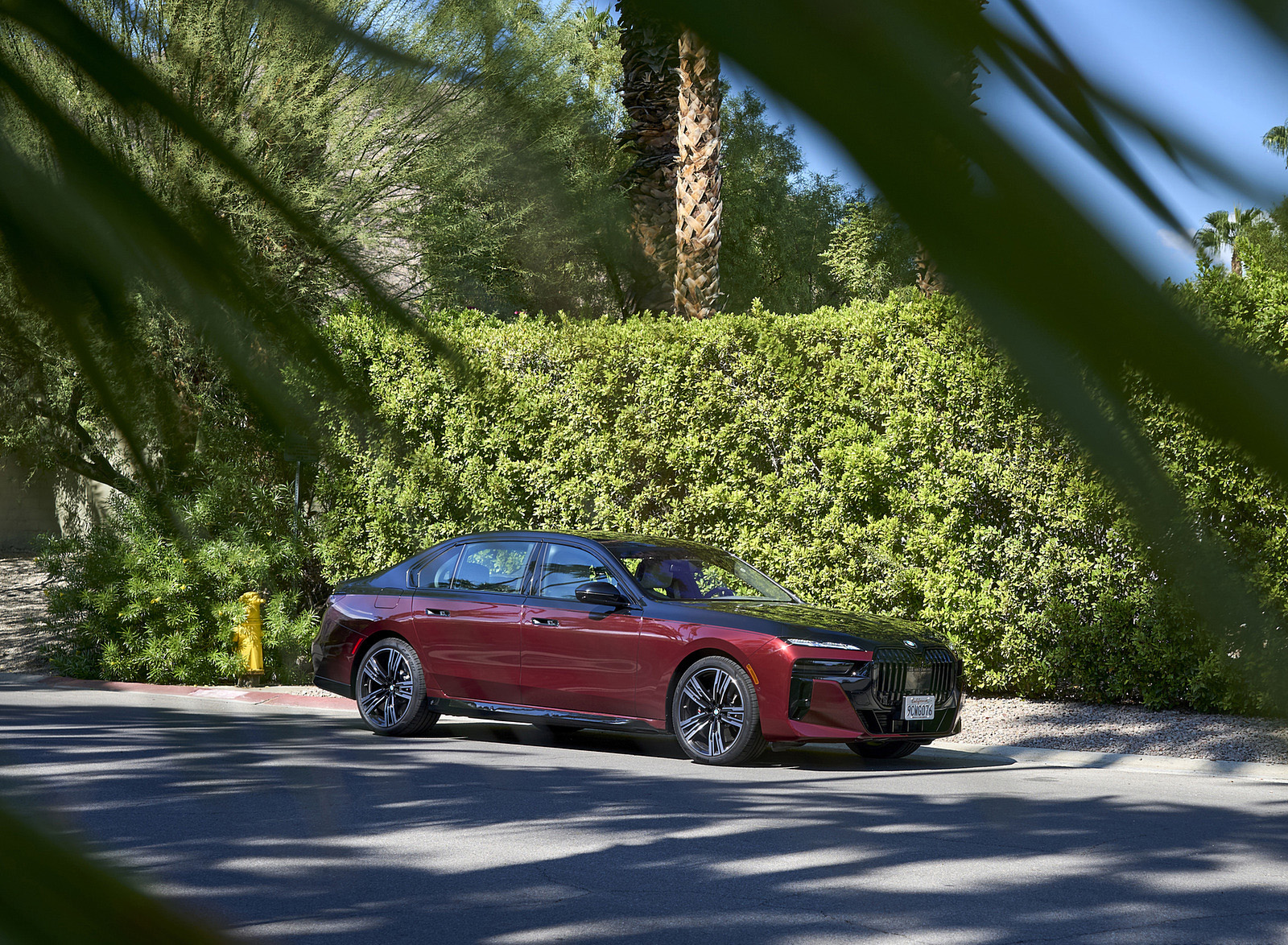 2023 BMW 760i xDrive (Color: Aventurin Red Metallic Two-Tone; US-Spec) Front Three-Quarter Wallpapers #44 of 171