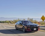 2023 BMW 760i xDrive (Color: Aventurin Red Metallic Two-Tone; US-Spec) Front Three-Quarter Wallpapers 150x120 (3)
