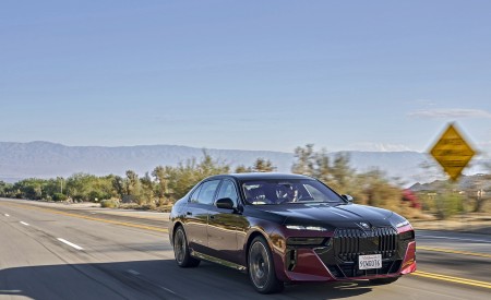 2023 BMW 760i xDrive (Color: Aventurin Red Metallic Two-Tone; US-Spec) Front Three-Quarter Wallpapers 450x275 (3)