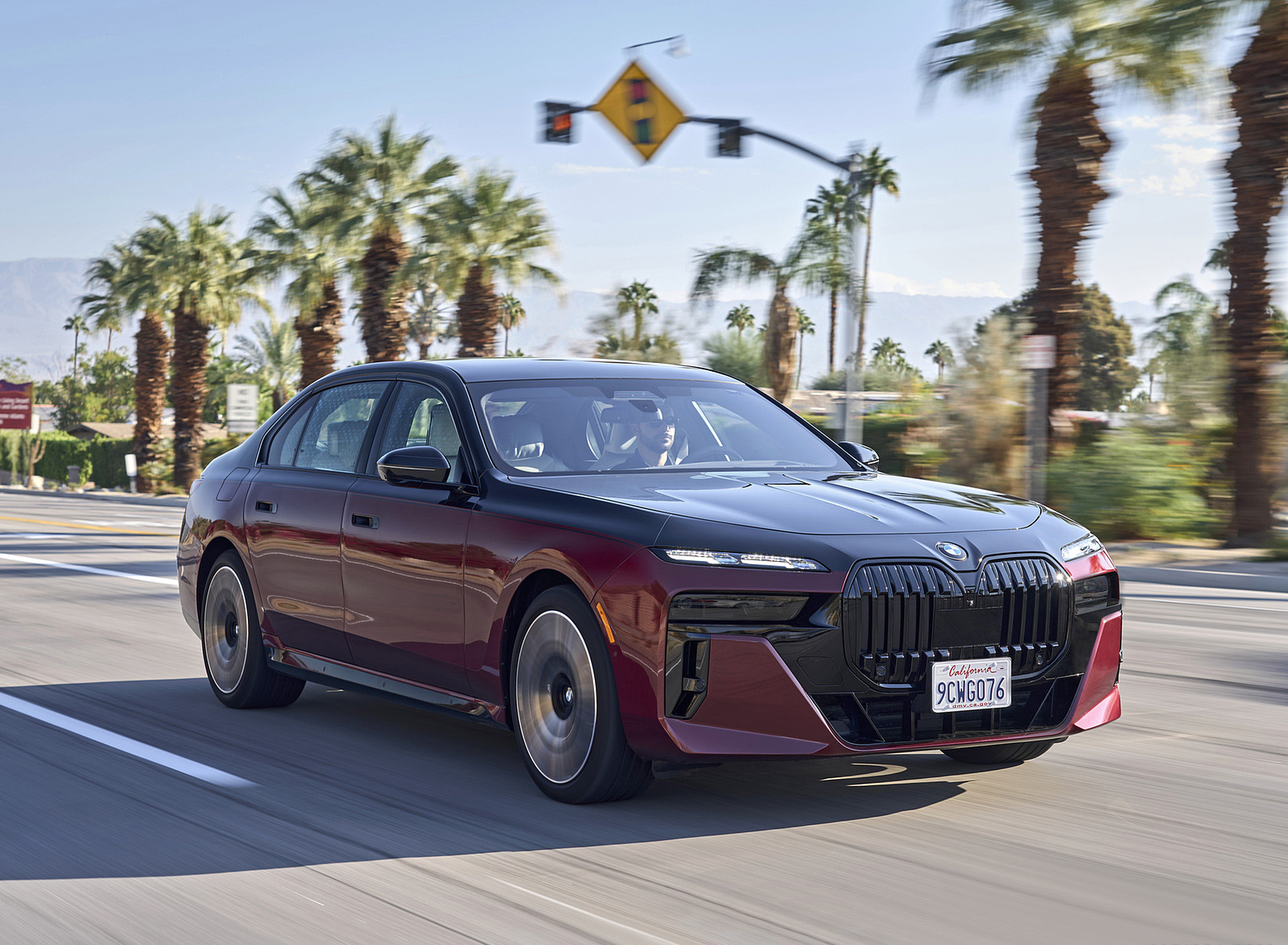2023 BMW 760i xDrive (Color: Aventurin Red Metallic Two-Tone; US-Spec) Front Three-Quarter Wallpapers (1)