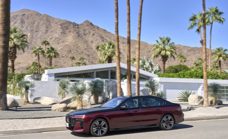 2023 BMW 760i xDrive (Color: Aventurin Red Metallic Two-Tone; US-Spec) Front Three-Quarter Wallpapers 450x275 (42)