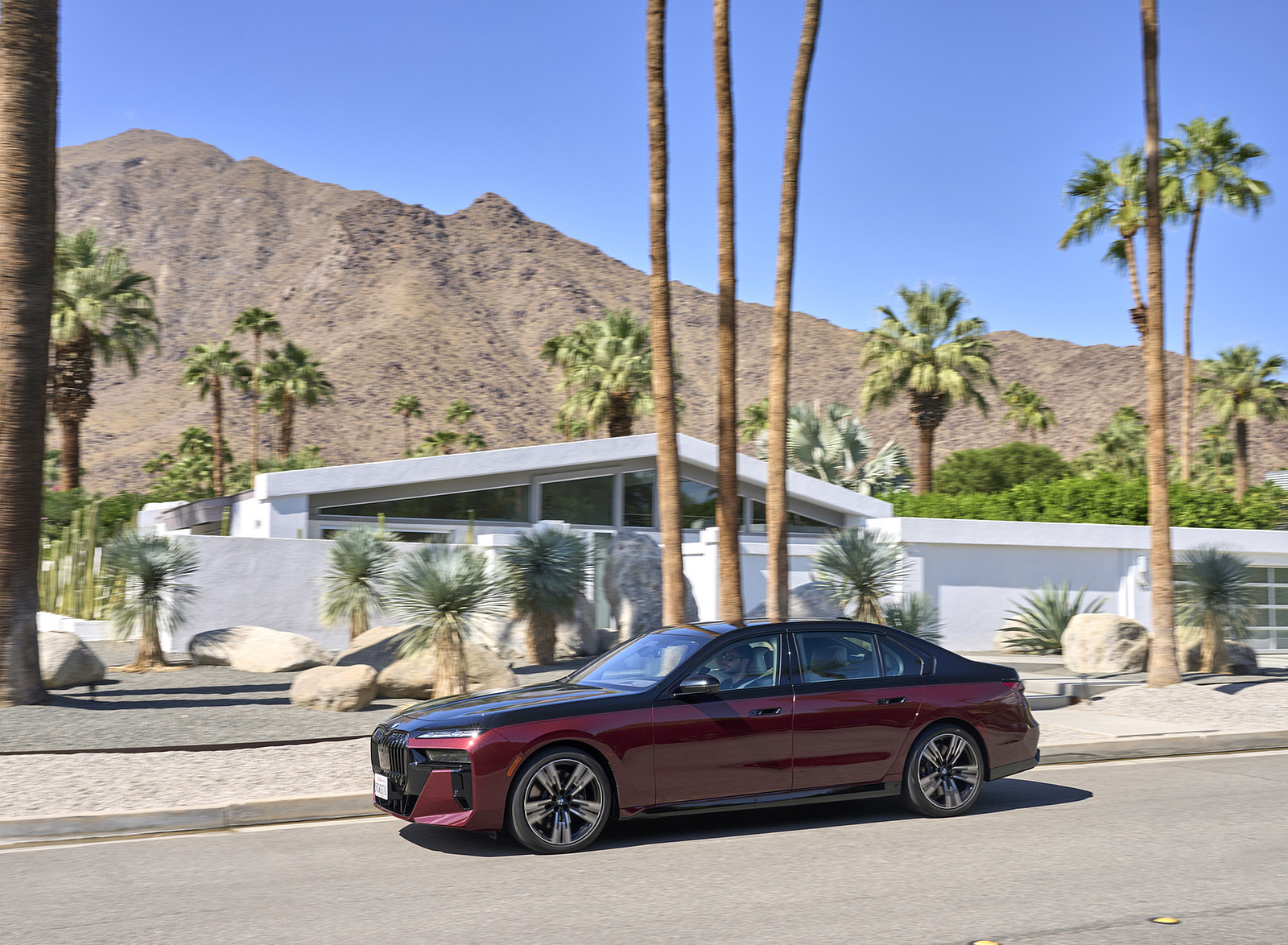 2023 BMW 760i xDrive (Color: Aventurin Red Metallic Two-Tone; US-Spec) Front Three-Quarter Wallpapers #42 of 171