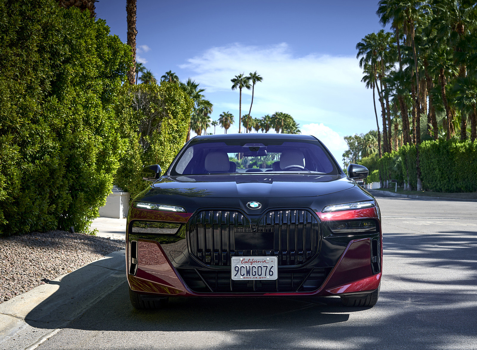2023 BMW 760i xDrive (Color: Aventurin Red Metallic Two-Tone; US-Spec) Front Wallpapers #34 of 171