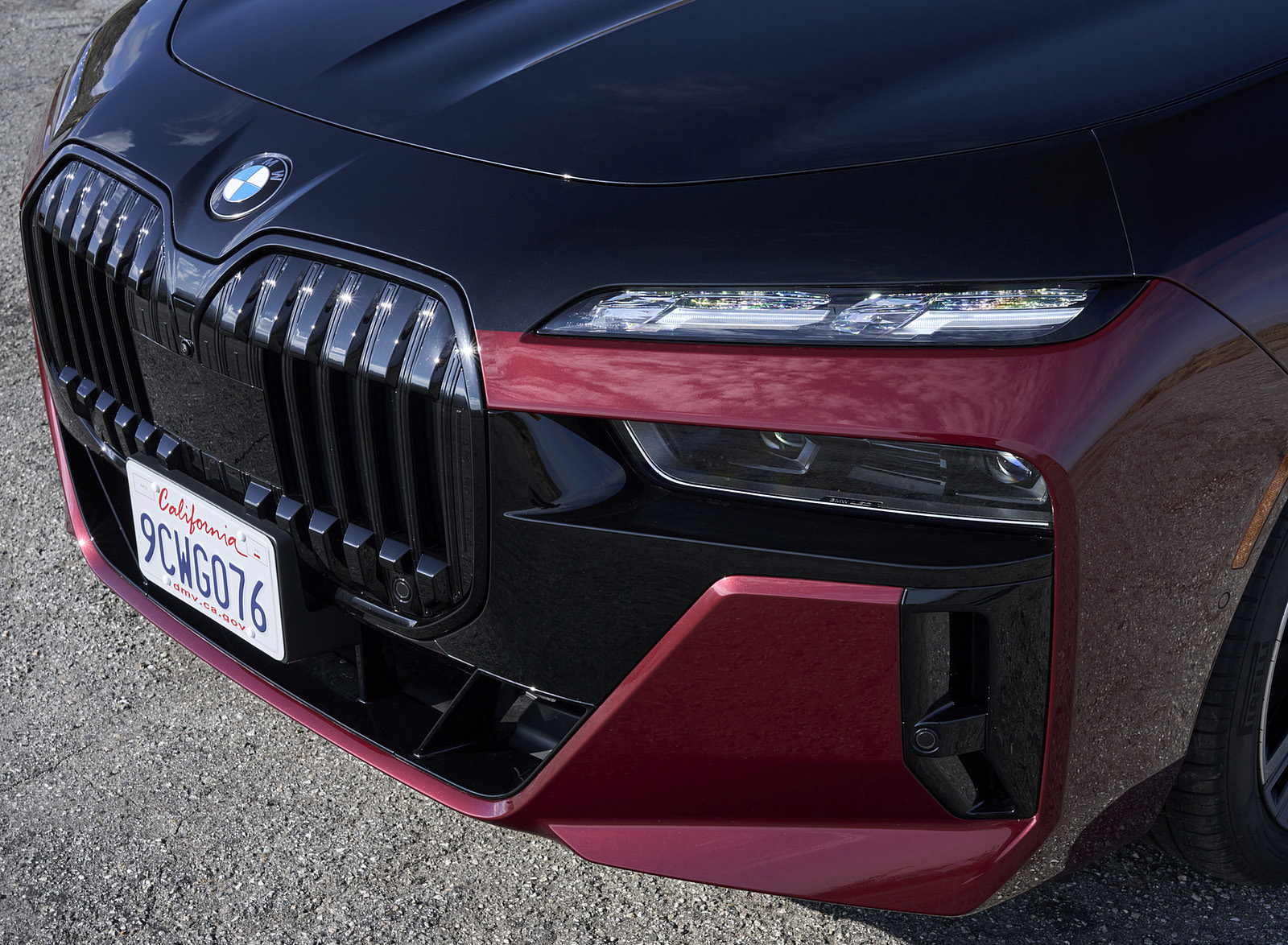 2023 BMW 760i xDrive (Color: Aventurin Red Metallic Two-Tone; US-Spec) Headlight Wallpapers #45 of 171