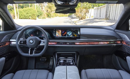 2023 BMW 760i xDrive (Color: Aventurin Red Metallic Two-Tone; US-Spec) Interior Cockpit Wallpapers 450x275 (53)