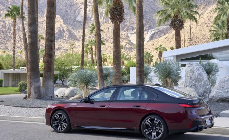 2023 BMW 760i xDrive (Color: Aventurin Red Metallic Two-Tone; US-Spec) Rear Three-Quarter Wallpapers 450x275 (41)