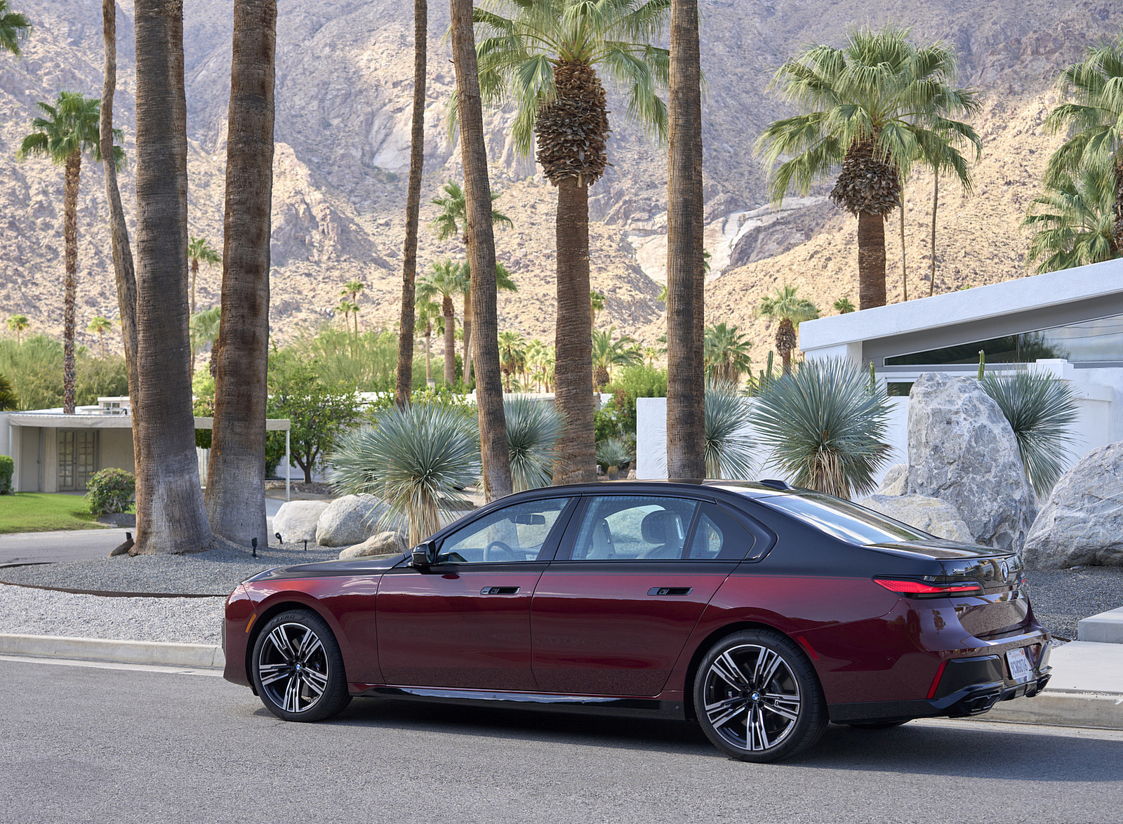2023 BMW 760i xDrive (Color: Aventurin Red Metallic Two-Tone; US-Spec) Rear Three-Quarter Wallpapers #41 of 171