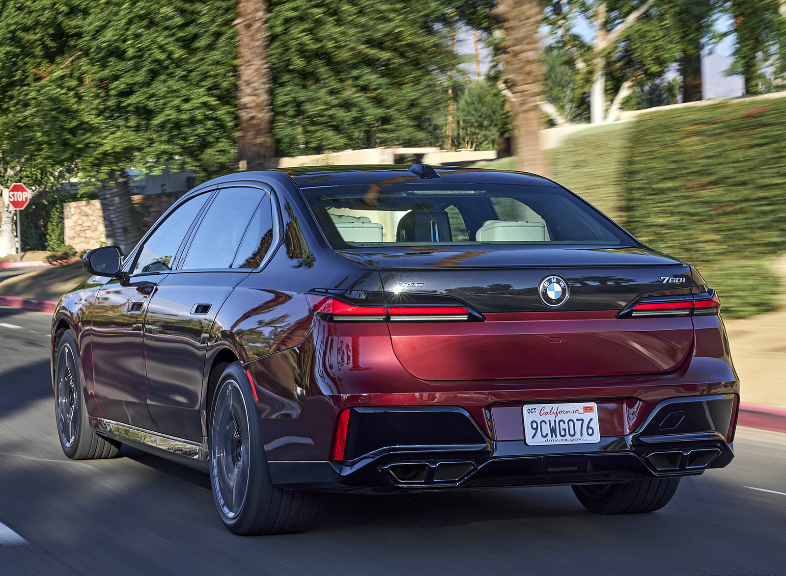 2023 BMW 760i xDrive (Color: Aventurin Red Metallic Two-Tone; US-Spec) Rear Three-Quarter Wallpapers #11 of 171