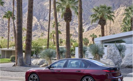 2023 BMW 760i xDrive (Color: Aventurin Red Metallic Two-Tone; US-Spec) Rear Three-Quarter Wallpapers 450x275 (40)
